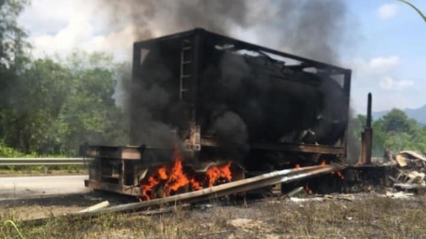 Cháy xe trên cao tốc Nội Bài - Lào Cai, 1 người tử vong