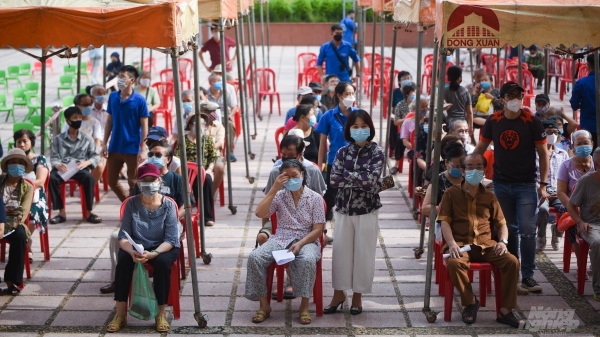 Ngàn người xếp hàng chờ tiêm vacxin phòng Covid-19 ở Hà Nội