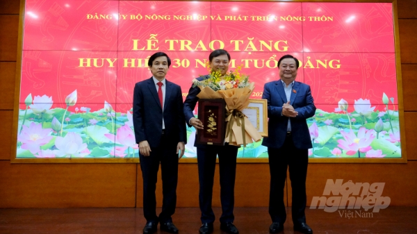 Thứ trưởng Nguyễn Hoàng Hiệp nhận huy hiệu 30 năm tuổi Đảng