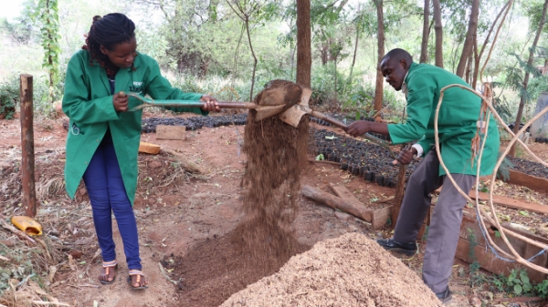 Nông dân Kenya hồi sinh đất nhờ phân bón hữu cơ bokashi
