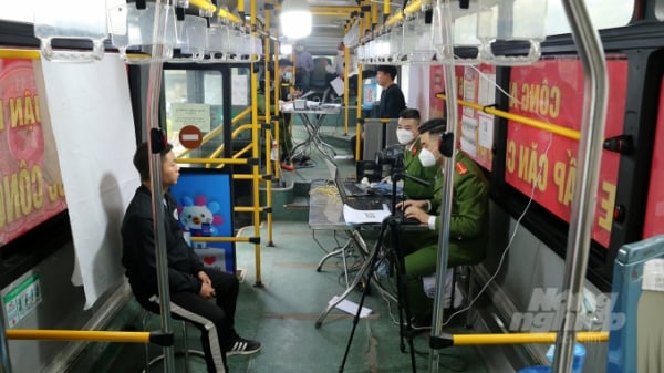Hà Nội tổ chức cấp thẻ CCCD trên xe bus