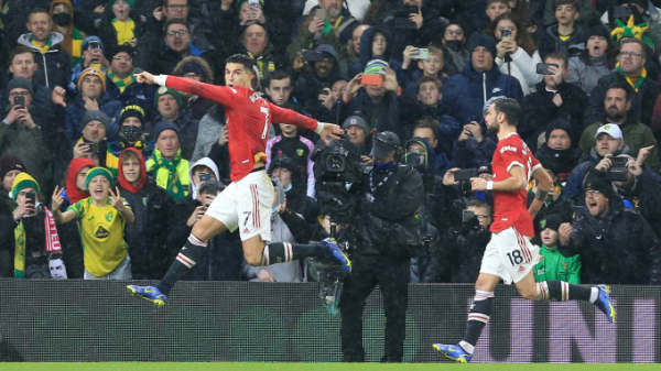 Ronaldo lập công, kéo Man United vượt khó tại Carrow Road