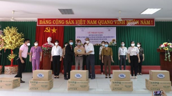 C.P. Việt Nam tặng khẩu trang, nước sát khuẩn hỗ trợ các trường học Bến Tre