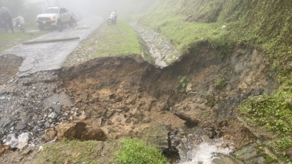 Sụt lún do mưa lớn, tuyến đường Sa Pa đi Bát Xát bị chia cắt