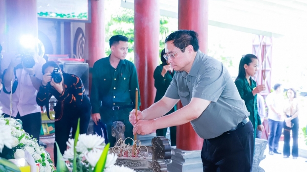 Thủ tướng Phạm Minh Chính dâng hương tại Khu Di tích Kim Liên và Truông Bồn