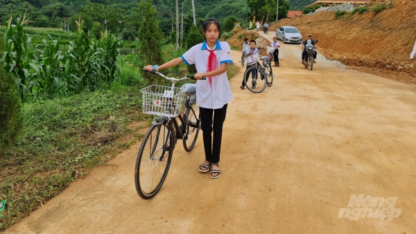 Quỹ Thiện Tâm và Báo Nông nghiệp Việt Nam nâng bước tới trường của trẻ em nghèo