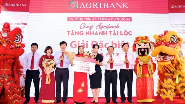Agribank trao tặng sổ tiết kiệm 1 tỷ đồng cho khách hàng trúng giải đặc biệt