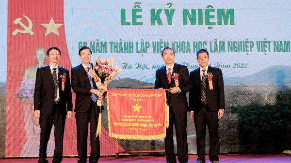 Viện Khoa học Lâm nghiệp Việt Nam nhận cờ thi đua nhân kỷ niệm 60 năm thành lập