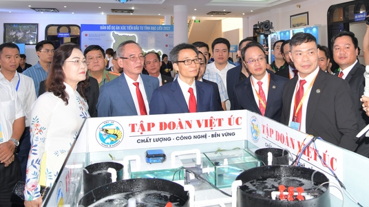 Lãnh đạo Chính phủ thăm gian hàng của Tập đoàn Việt Úc