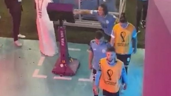 Cựu tiền đạo Man United đấm vỡ màn hình VAR vì Uruguay bị loại