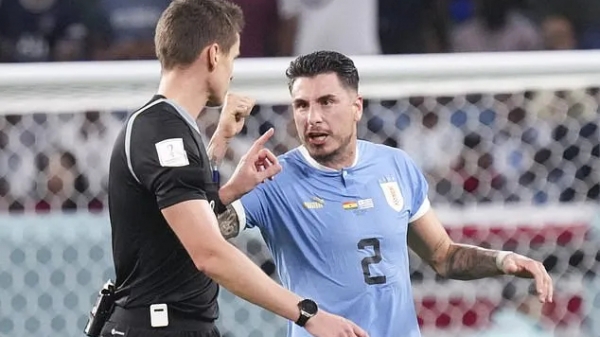 Hành hung quan chức FIFA, sao Uruguay bị cấm 15 trận?