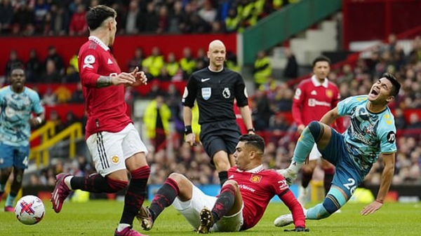 Tội đồ Casemiro khiến Man United hoà đội bét bảng Premier League