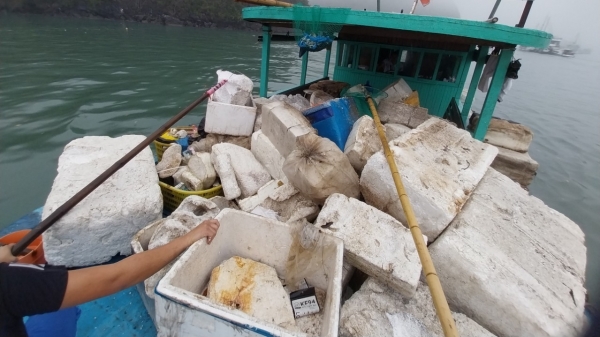Rác thải nuôi trồng thủy sản bủa vây vịnh Lan Hạ