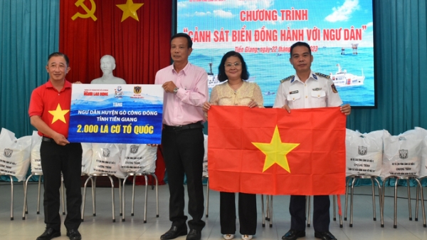 Trao tặng 4.000 lá cờ Tổ quốc cho ngư dân Tiền Giang