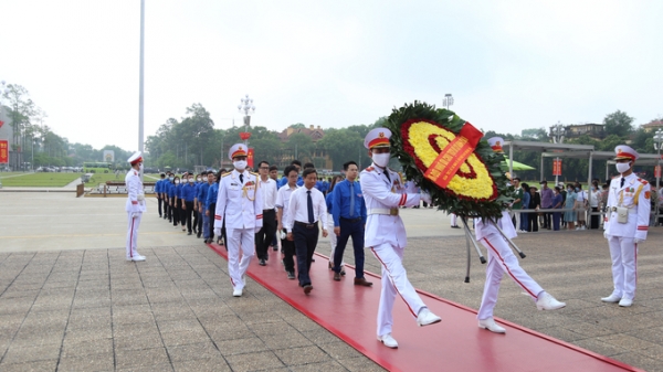 Đoàn Thanh niên Bộ NN-PTNT vào Lăng viếng Chủ tịch Hồ Chí Minh