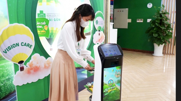 Bệnh viện Mắt Sài Gòn Cần Thơ đưa robot vào phục vụ khách hàng
