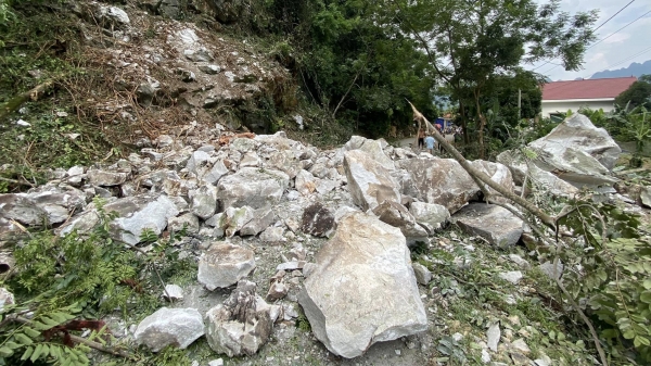 Hàng trăm m3 đá lăn xuống tỉnh lộ nối huyện Chợ Đồn - hồ Ba Bể