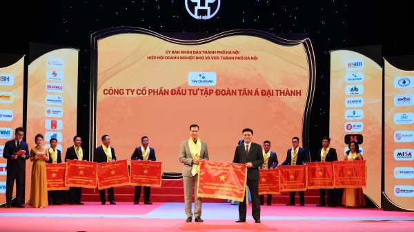 Tân Á Đại Thành vinh dự đón nhận Cờ thi đua của UBND thành phố Hà Nội