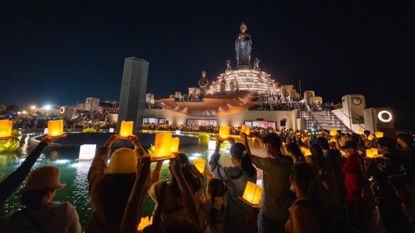 Lễ dâng đăng đầu năm mới Giáp Thìn trên núi Bà Đen hút hàng trăm ngàn du khách