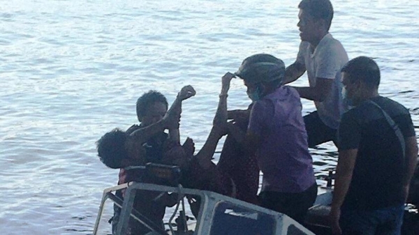 Hai CSGT lao mình xuống sông Hương cứu một phụ nữ tự tử
