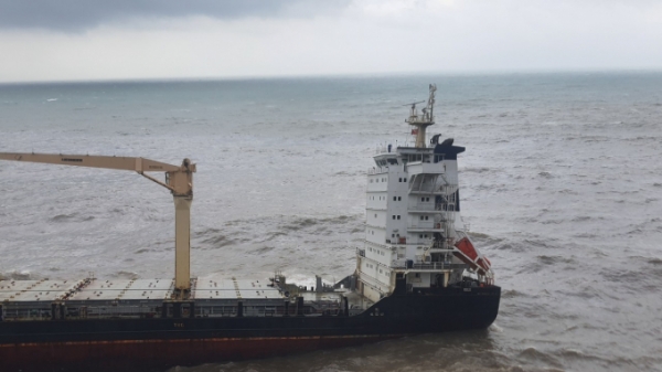 Phát hiện tàu hàng trọng tải hàng trăm tấn trôi dạt vào bờ biển