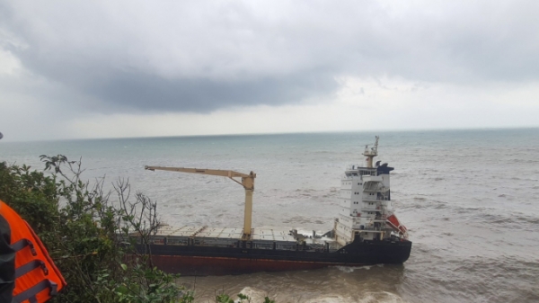 Tàu JAKARTA bị mắc cạn, gãy đôi gây nguy cơ tràn dầu
