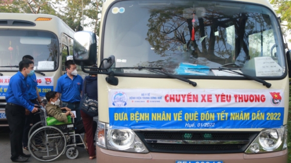 Bệnh viện Trung ương Huế hỗ trợ xe cho bệnh nhân nghèo về đón Tết