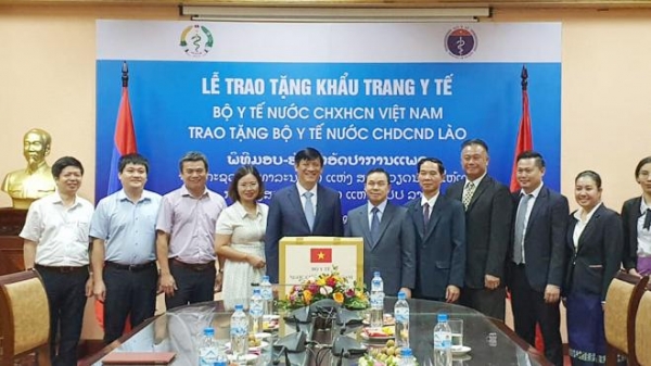 Bộ Y tế Việt Nam tặng Bộ Y tế Lào 200.000 khẩu trang