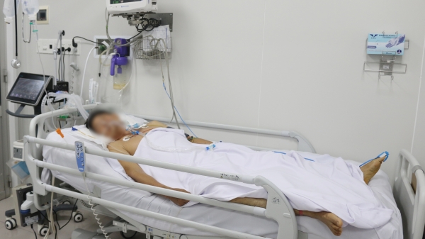 Bệnh nhân ngộ độc pate Minh Chay có thể mở mắt, tập vật lý trị liệu