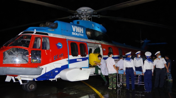 Trực thăng đưa bệnh nhân từ Trường Sa về đất liền cấp cứu