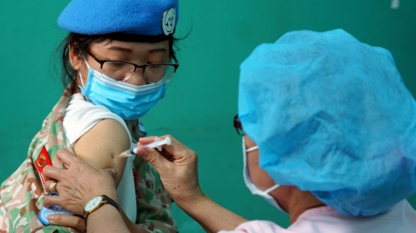 Hơn 48.000 nhân viên y tế đã tiêm vacxin phòng Covid-19