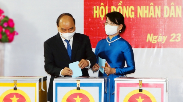 Chủ tịch nước Nguyễn Xuân Phúc cùng phu nhân bỏ phiếu tại Củ Chi
