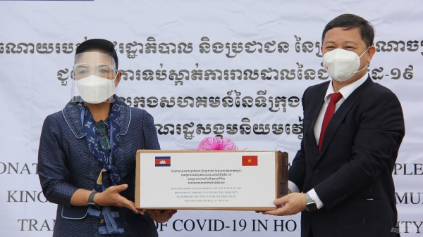 Campuchia trao tặng TP.HCM thiết bị y tế phòng chống dịch Covid-19