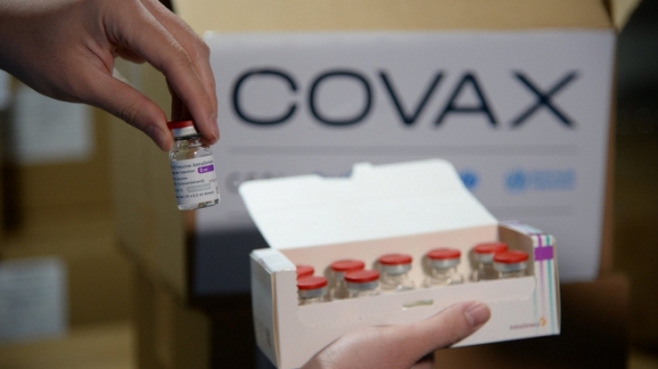 Gần 495.000 liều vacxin phòng Covid-19 từ COVAX về Việt Nam