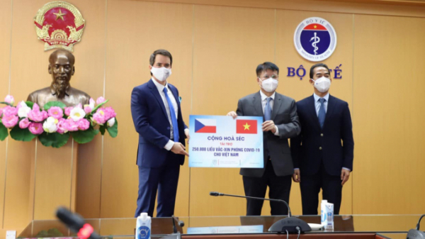 Cộng hòa Séc trao tặng 250.000 liều vacxin phòng Covid-19 cho Việt Nam