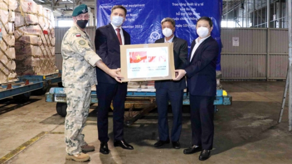 Việt Nam tiếp nhận 8 tấn thiết bị, vật tư y tế do Ba Lan tặng