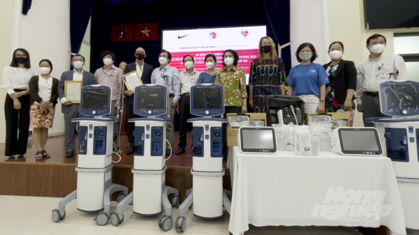 AmCham Việt Nam trao tặng TP.HCM trang thiết bị y tế