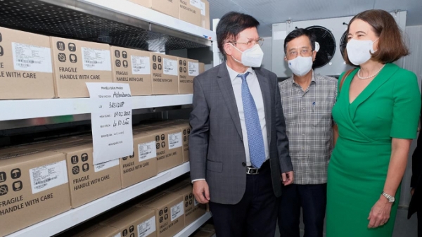 Việt Nam tiếp nhận thêm 300.000 liều vacxin phòng Covid-19 từ Australia