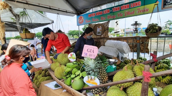 Người Sài Gòn thỏa thích mua sắm trái cây vùng sông nước Nam Bộ