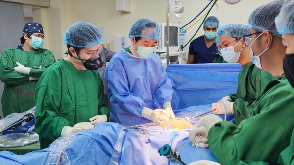 Bác sĩ Việt chuyển giao phẫu thuật robot điều trị ung thư tại Philippines