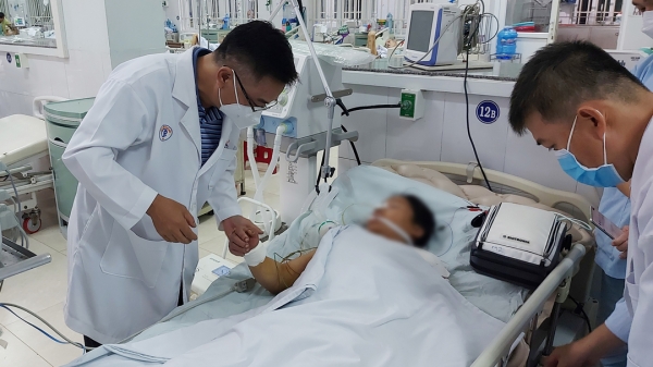 Bệnh viện Chợ Rẫy đem thuốc hiếm ra Quảng Nam cứu 10 người ngộ độc botulinum