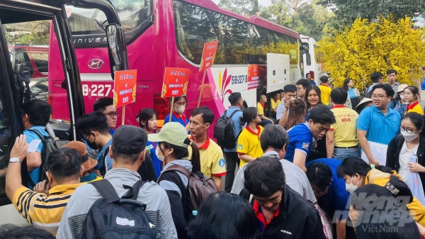'Chuyến xe mùa xuân' đưa 2.200 sinh viên, người lao động về quê đón Tết