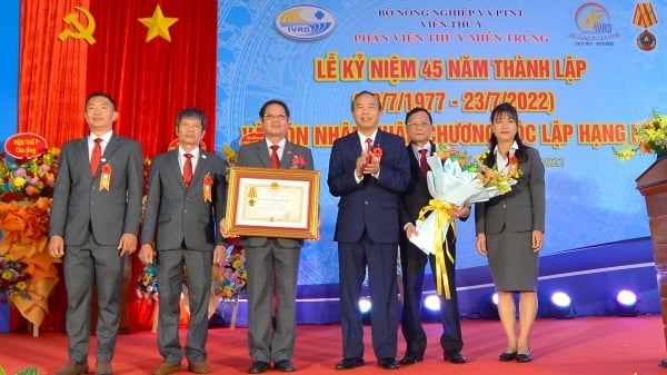 Phân viện Thú y miền Trung đón nhận Huân chương Độc lập hạng Nhì