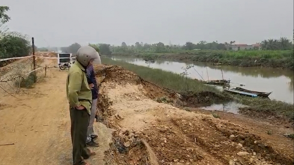 Cận cảnh tuyến đê tả sông Càn bị sụt sâu 3m ở Thanh Hóa