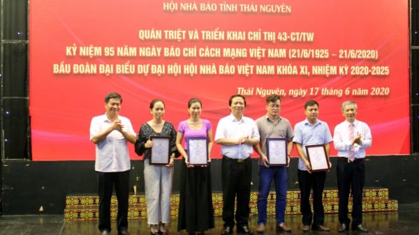 Thái Nguyên: Gặp mặt báo chí và khen thưởng tác phẩm xuất sắc