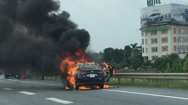 Ô tô Toyota bốc cháy dữ dội trên cao tốc Hà Nội – Thái Nguyên