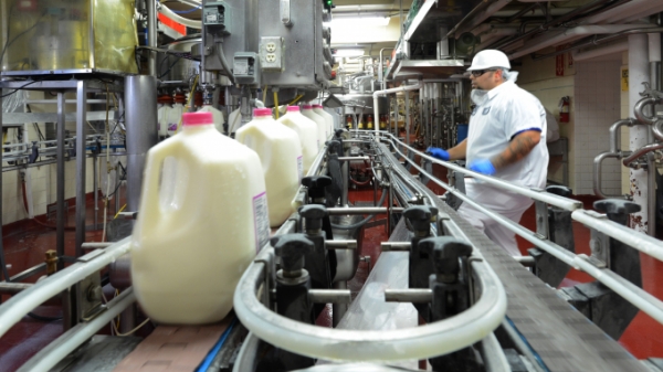 Vinamilk và nhà máy sữa tại Mỹ chung tay ủng hộ người dân bị Covid -19