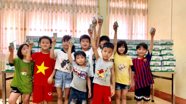 Quỹ sữa Vươn cao Việt Nam đem nụ cười hạnh phúc cho trẻ em mùa dịch