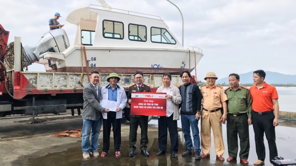 Tập đoàn TNG Holdings Vietnam tặng ca nô cứu hộ cho Bộ Công an