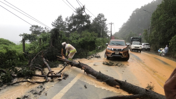 Công an huyện Tam Đảo sát cánh giúp dân trong mưa lũ
